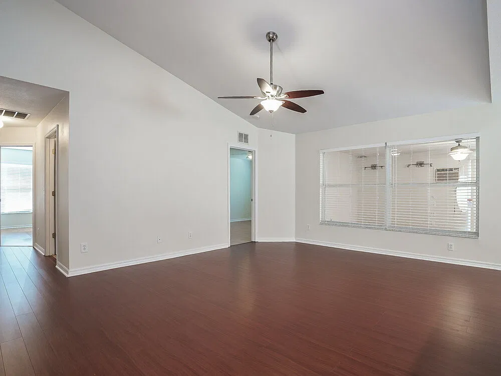 3 bed, 2.0 bath, 1916 sqft, $2,370 — Photo 3
