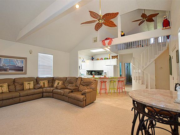 3rd image of 836 Eastview