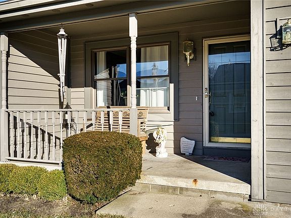 4th image of 126 Saint Claire St