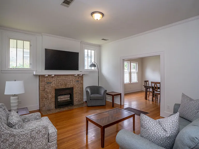 303 N Woodrow St — Photo 2