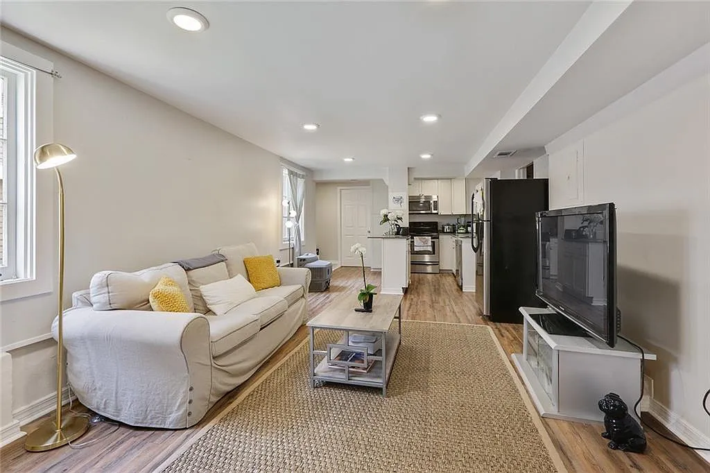 2 bed, 1000 sqft, $2,400 — Photo 4