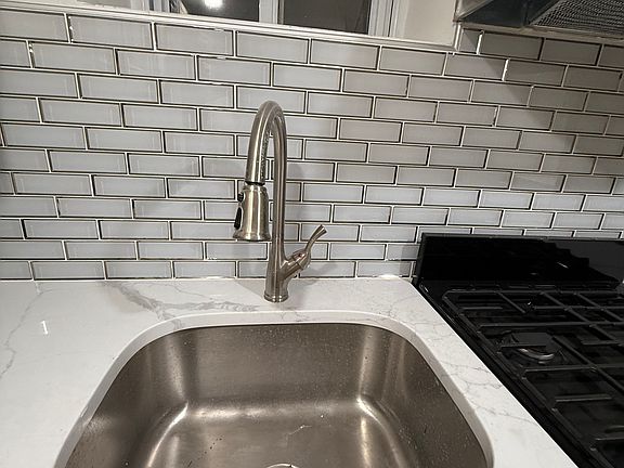 5th image of 9233 Vanderveer St #1