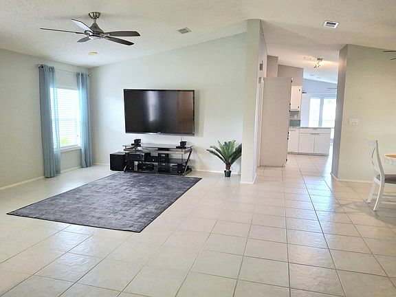 3rd image of 8483 Schefflera Court
