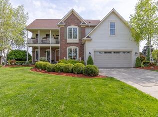 4 Pondview Ct, Lancaster, NY 14086