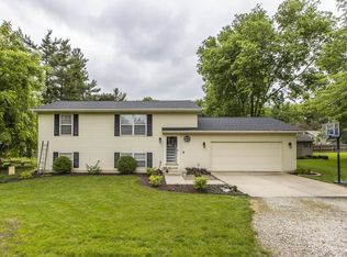 17450 Pleasant View Dr, Hudson, IL 61748