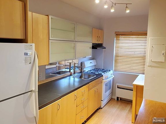 4th image of 420 Fairview Ave APT 1G