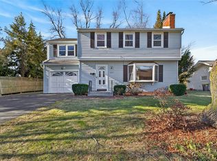 207 Edgemere Dr, Rochester, NY 14612