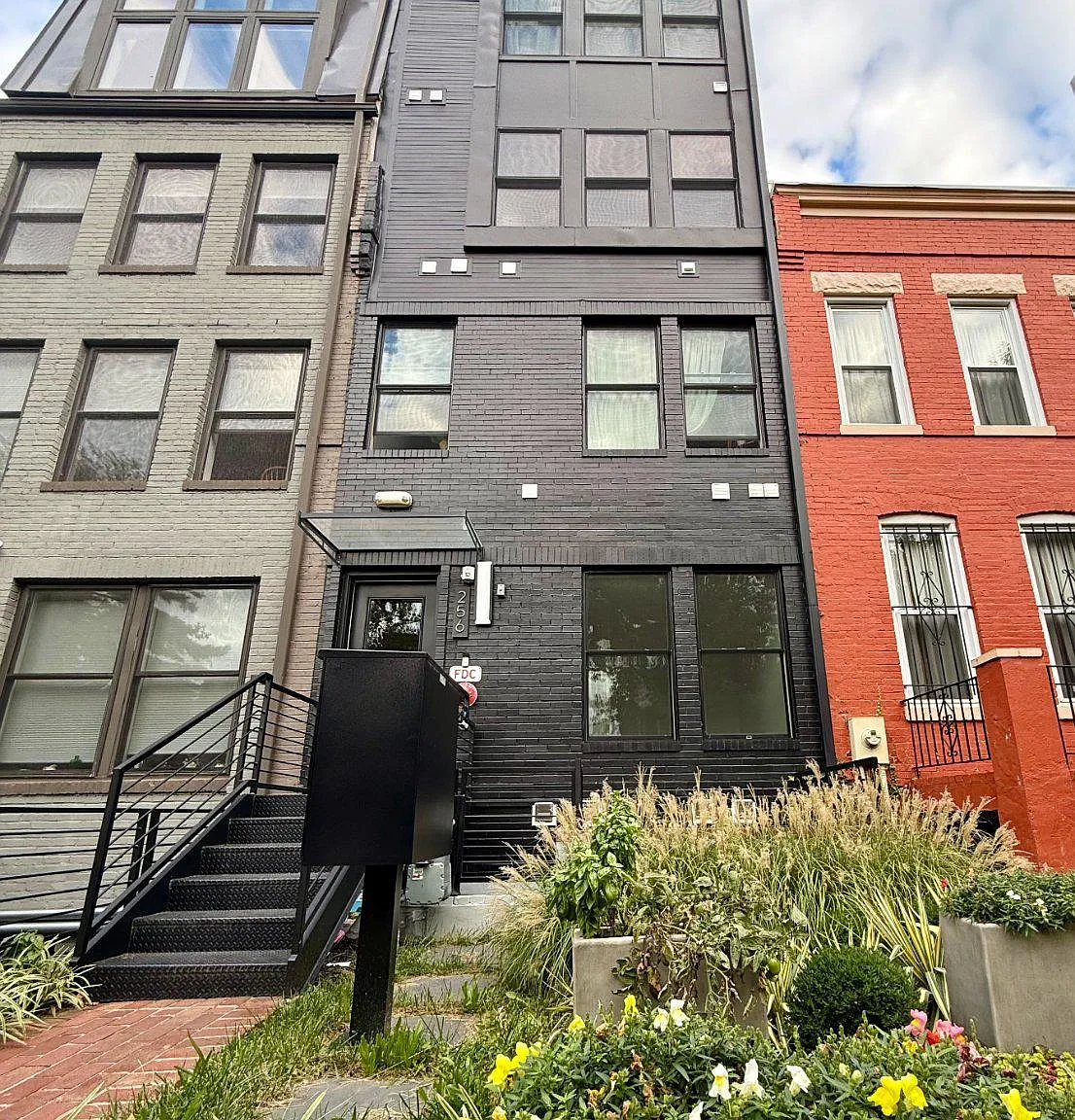 2 bed, 1.0 bath, 498 sqft, $2,300 — Photo 1