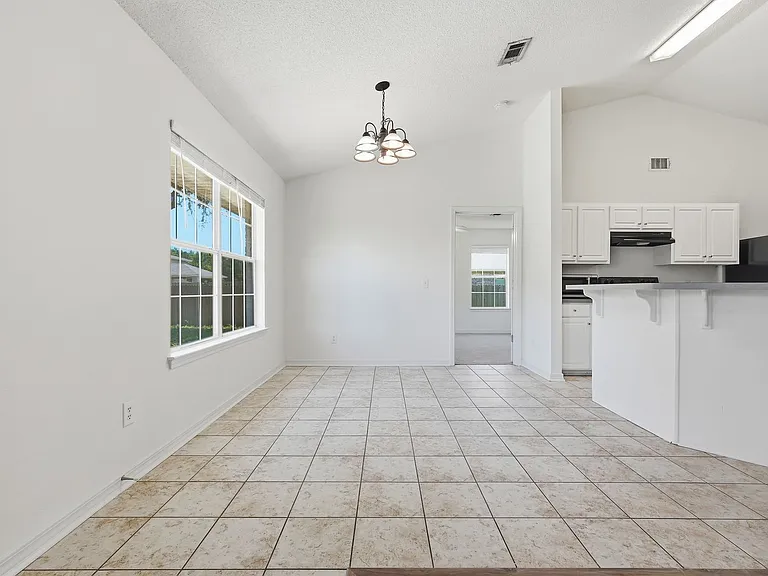 2030 Hawthorne Dr — Photo 9