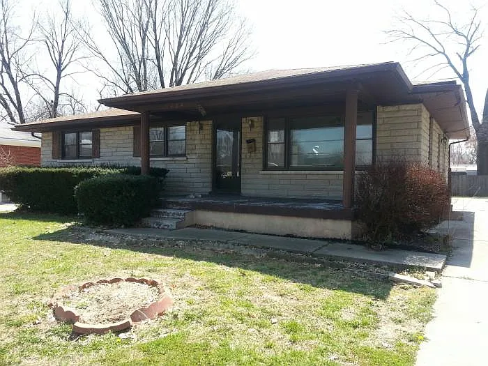 2404 Garrs Ln photo 1
