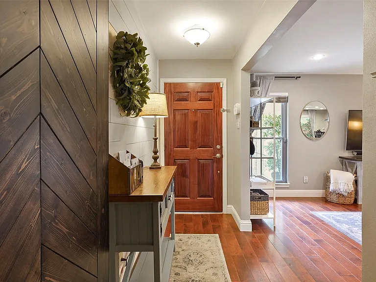 10710 Overbrook Ln — Photo 2