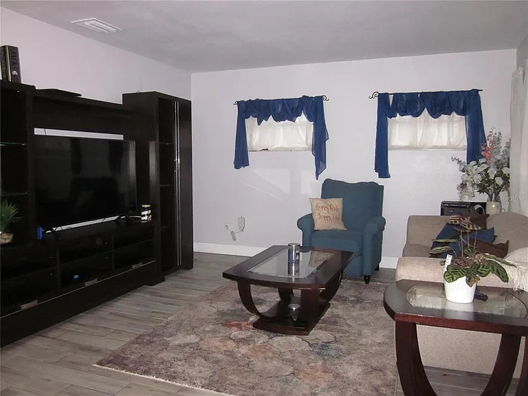 4902 Country Aire Ln — Photo 2