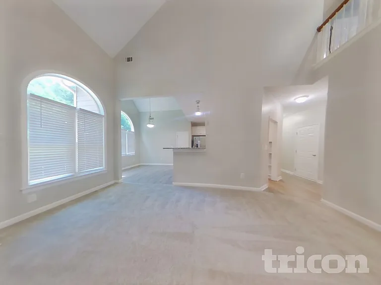 1060 Middlebrooke Dr — Photo 2