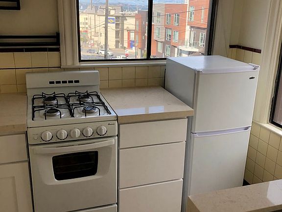 5th image of 704 Bay St #704