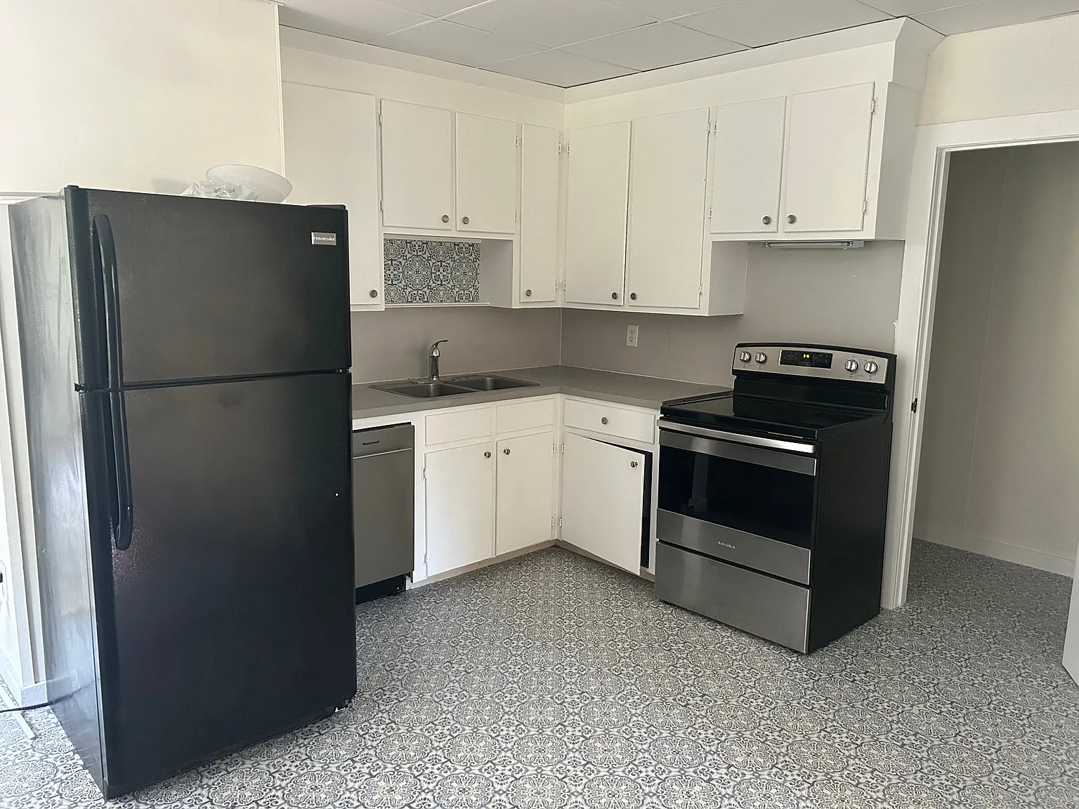 2 bed, 800 sqft, $2,100 — Photo 2