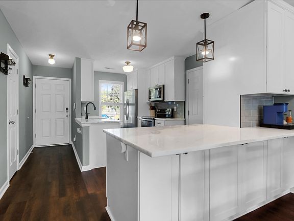 5th image of 329 Reagan Dr
