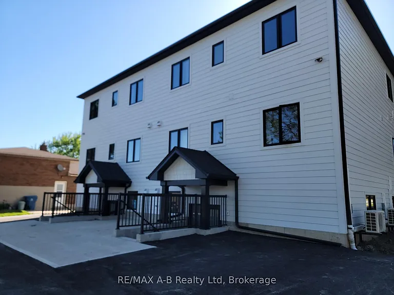 312 Forman Ave — Photo 2