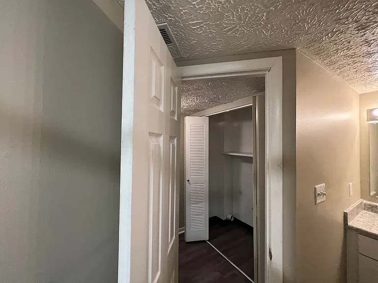 Cross Lakes Apartments — Photo 34