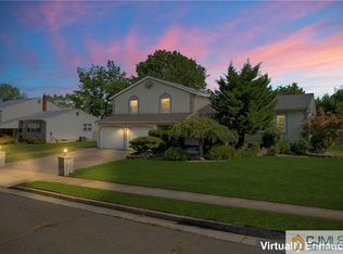 4 Quaker St, Edison, NJ 08820