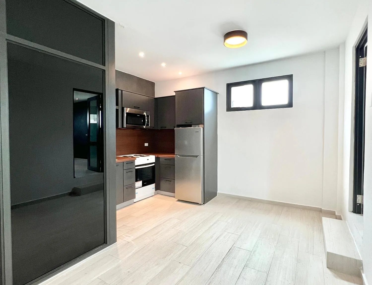 1 bed, 1.0 bath, 112 sqft, $1,000 — Photo 2