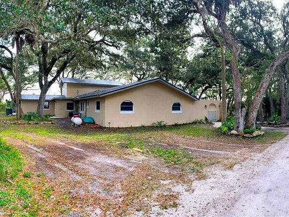 3rd image of 3 Elizabeth Dr E