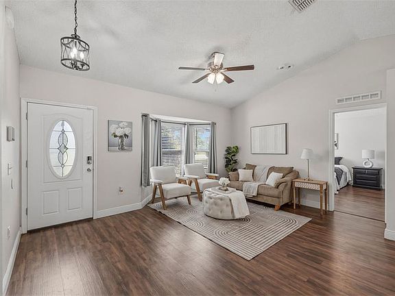 4th image of 6371 Shadydale Ave