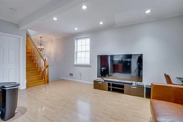 196 Zabriskie St #4 — Photo 11