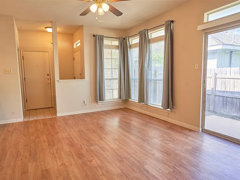 508 Gregory Ct — Photo 5