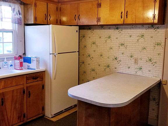 3rd image of 883 Hilldale Dr