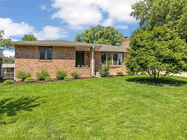 809 8th St, Kalona, IA 52247