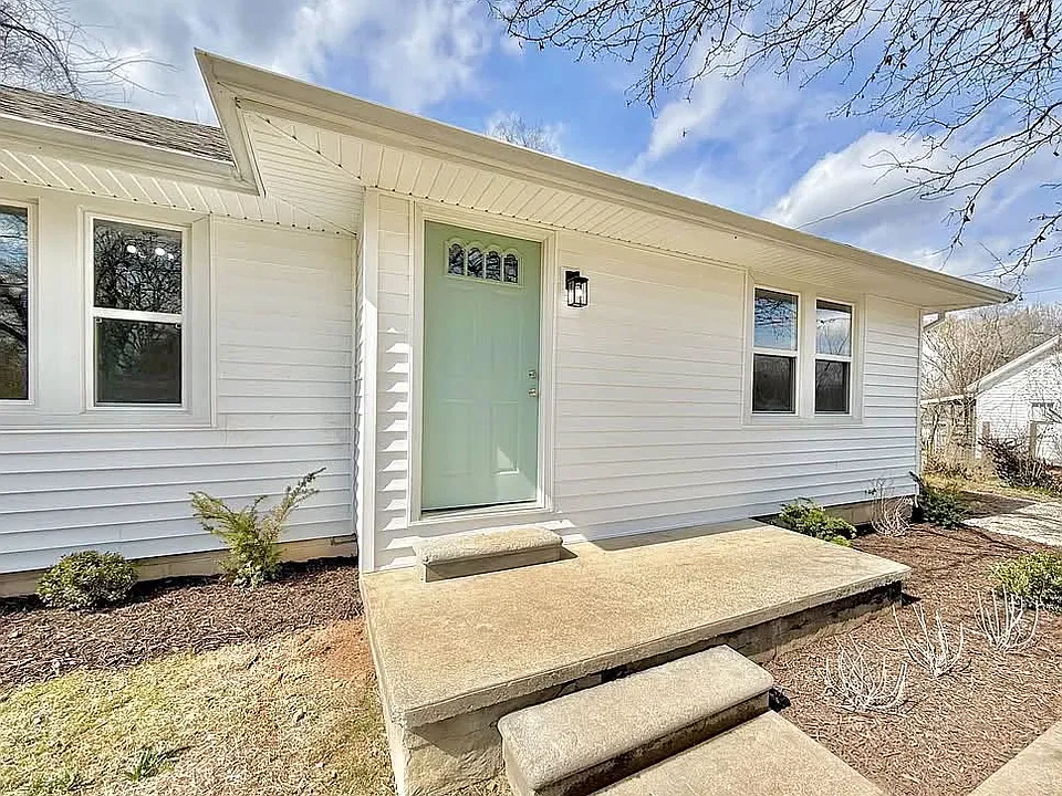 2711 Kenwood Dr