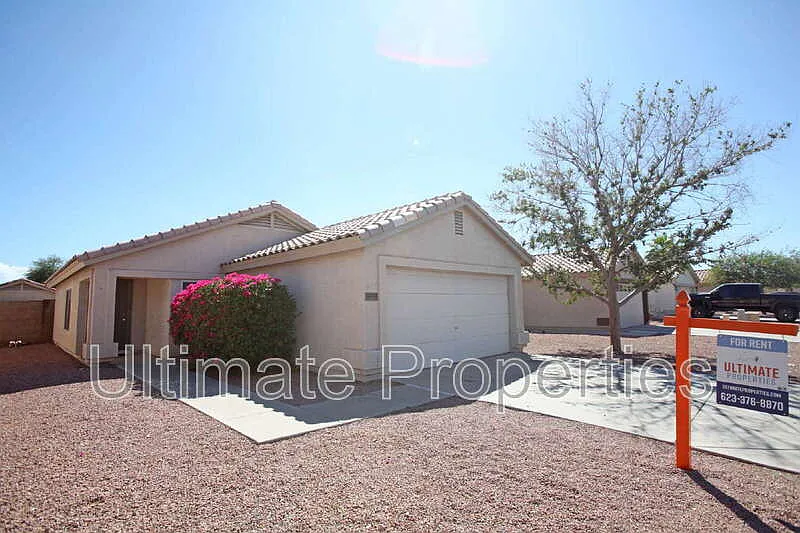 3 bed, 2.0 bath, 1090 sqft, $1,695 — Photo 1