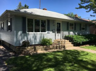 690 Pleasant St, Woodstock, IL 60098