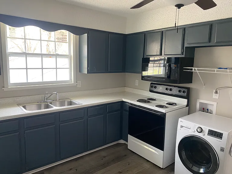 1120 N Maple St #D — Photo 8