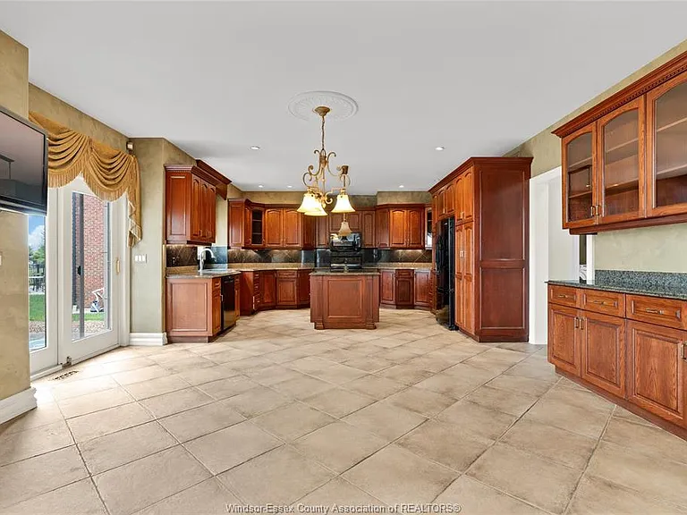 1585 Stoneybrook Cres — Photo 13