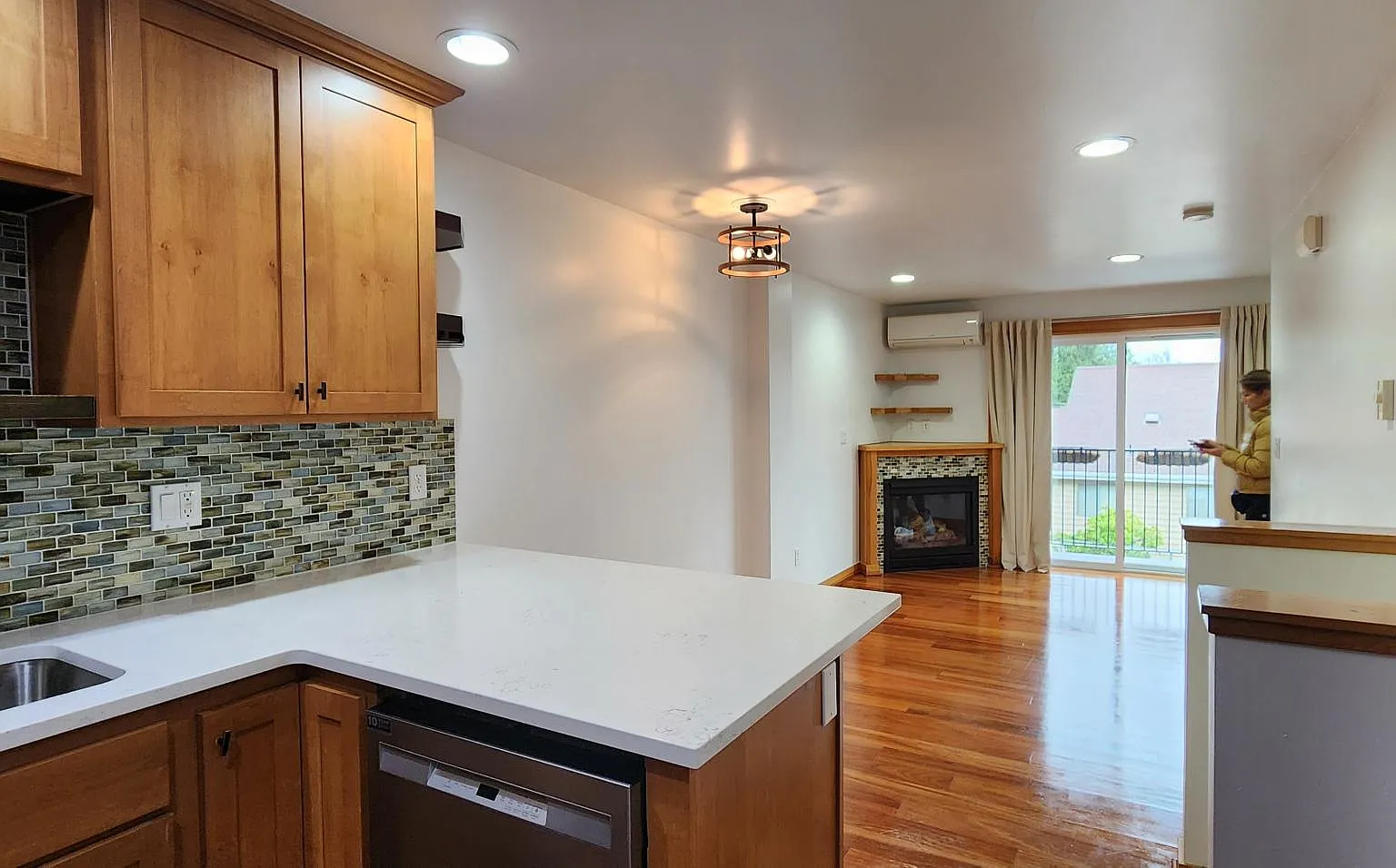 3 bed, 1100 sqft, $2,900 — Photo 2