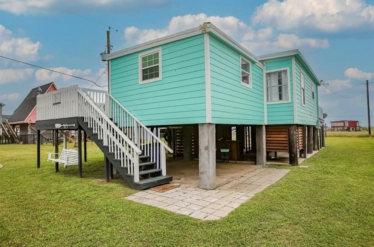 2 bed, 1.0 bath, 776 sqft, $1,900 — Photo 1