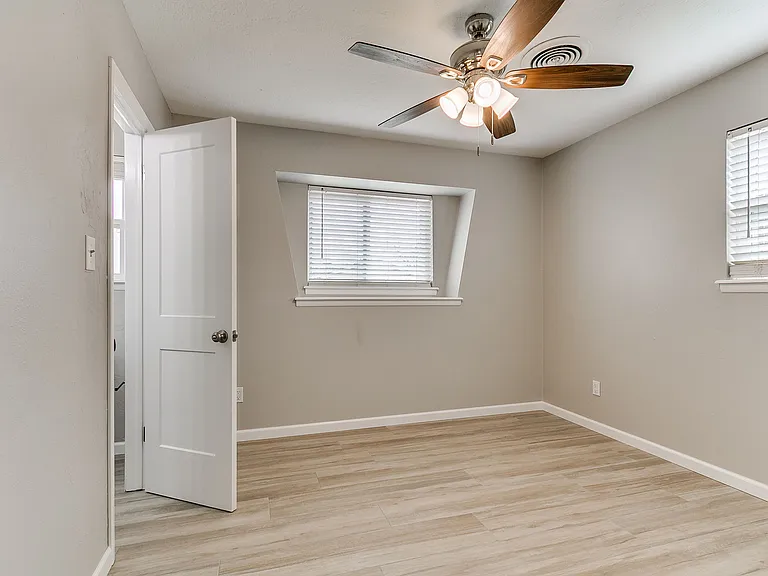 202 Thompson Dr — Photo 17