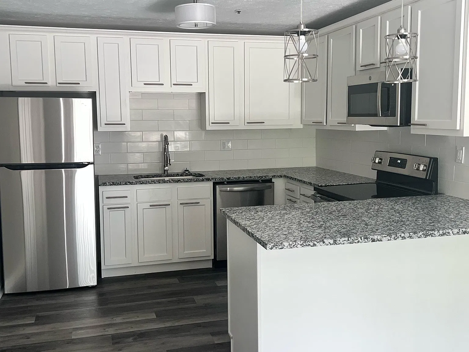 1050 Horsemans Ln — Photo 1