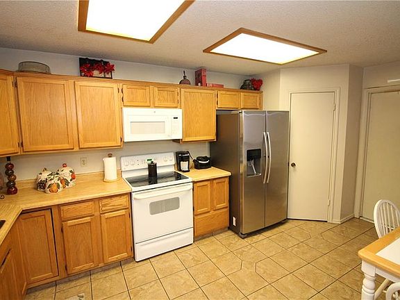 3rd image of 2613 Woodlark Dr