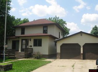 221 Dill Ave SW, Madelia, MN 56062