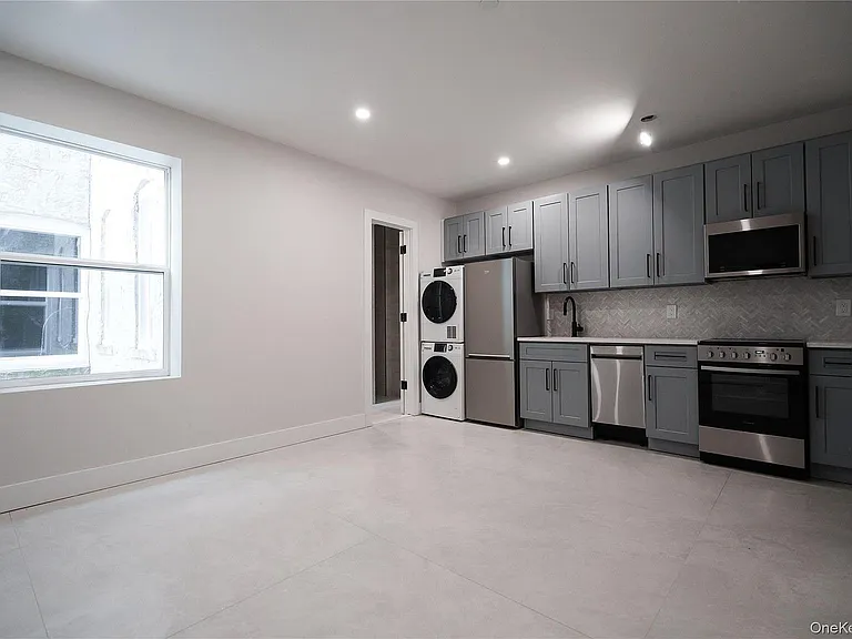 315 West Broadway — Photo 7