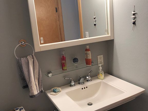2nd image of 518 Capitol Dr