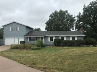 4225 W Prairie Lake Rd, Hastings, NE 68901