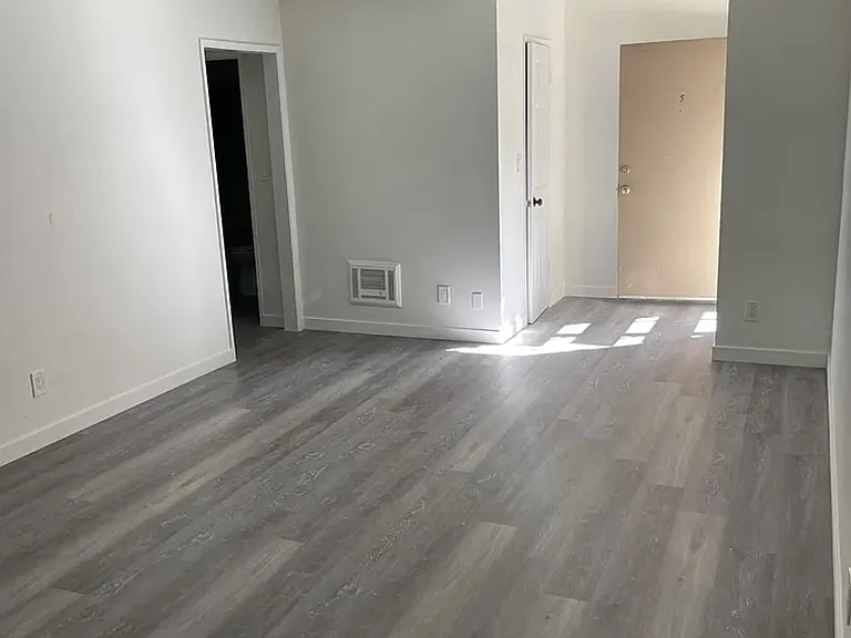 15507 Vanowen — Photo 6