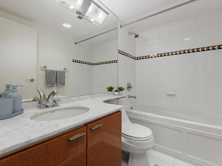 1288 Alberni St #1604 — Photo 16