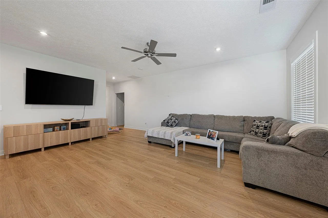 3 bed, 1723 sqft, $2,200 — Photo 3