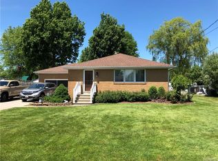 22 Donna Lea Dr, Lancaster, NY 14086