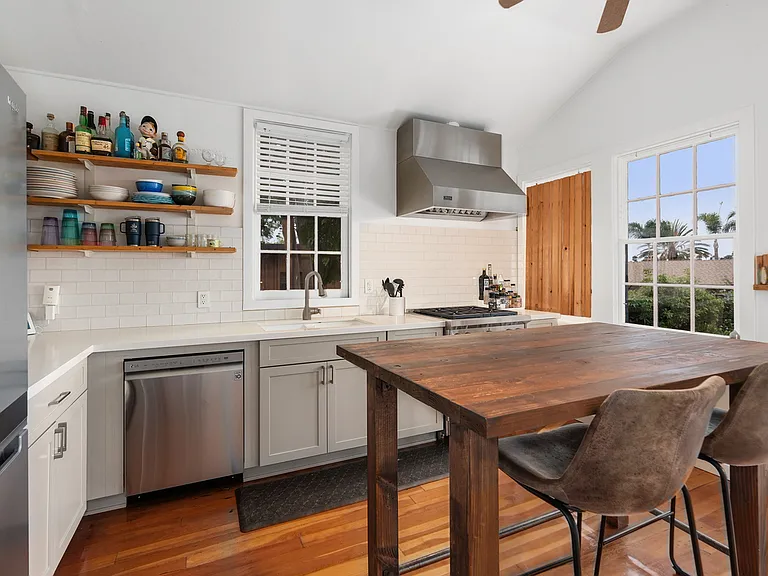 215 N Rios Ave — Photo 4
