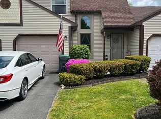 68 Streamview Ln, Wynantskill, NY 12198